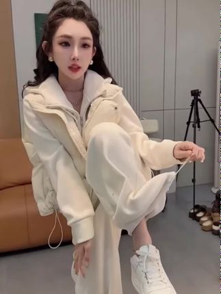 这套衣服也太好看了吧!它是一个三件套来的,里面是一个小吊带,然后外面是个衬衫,还有一个短款的风衣外套,整个上身真的超级显瘦又洋气。而且它是那种时尚休闲的风格,平时出门逛街啊或者约会都可以穿的,喜欢这种风格的姐妹千万不要错过#很显瘦#面料舒服