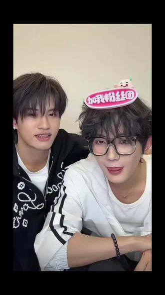 想亲亲就直说嘛,小孩哥果然是小孩哥,成功把自己绕进去了 #云旗Yunqi #郝熠然 #你在闹他在笑 #暗戳戳的甜#你就宠他吧