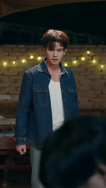 从傻子到救世主 林天摔傻后意外撞破吊坠秘密,觉醒医武传承,告别痴傻过往。他凭超凡医术救下受困的苏香玉,培育珍药变现起步,屡破疑难杂症,结交赵家、陆家等势力。面对赵德才的骚扰、陆十三的挑衅、冯霸业的背叛,他以医术为刃、武道为盾,打脸反派,收服孙圣手为徒,执掌盛海酒店与四海商会产业,更将盐碱地改造成爆款生态乐园。最终,他成为江城传奇神医,向守护自己多年的苏香玉求婚,收获事业与爱情双圆满。#从傻子到救世主 #百亿剧好看计划 #抖音短剧新番计划 #因为一个片段看了整部剧 #热门短剧推荐