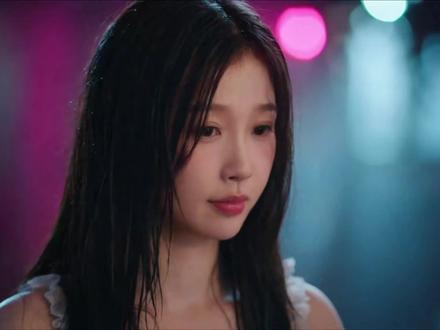 暮暮发现朝朝秘密,两人感情不攻自破 《双轨》最新剧情:13集,暮暮发现朝朝钥匙扣,想起三赖哥的话,原来喜欢的哥哥心里也装着妹妹,太好磕啦,坐等入坑#虞书欣 #双轨#靳朝