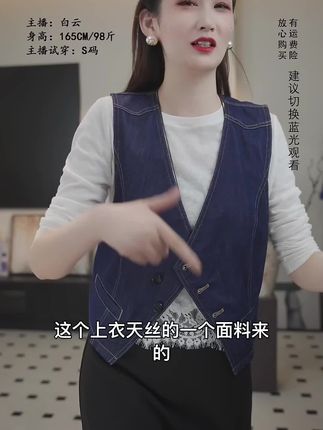 基础打底衫也能穿出设计感!极简圆领不挑脸型,蕾丝拼接打破单调。早秋可外搭西装或风衣,下装搭配牛仔裤或阔腿裤都能穿出简约不简单的气质~ #衣服基础穿搭不基础 #一衣多穿通勤版 #简单耐看穿搭攻略 #变美的方式 #女生服装搭配