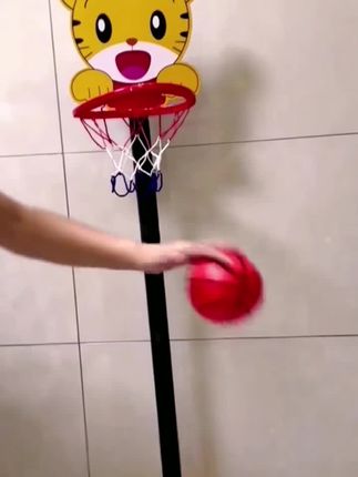这款儿童篮球架能调高度,娃从小玩到大,在家就能投篮,锻炼又好玩。#玩具 #儿童篮球 #篮球架 #爱了爱了 #好物推荐🔥
