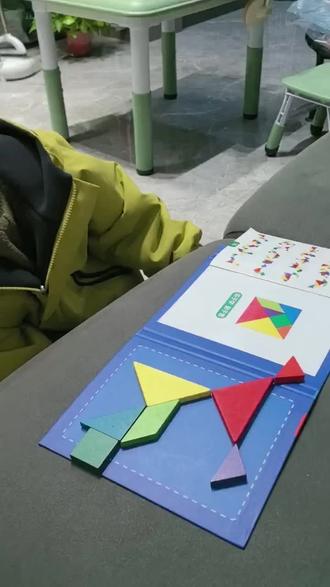 #动手动脑 小朋友自己解说拼的狐狸和老鹰