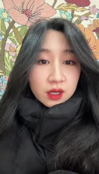 醒醒吧,这可能是我们这代人精神降级的开始 “只要这届年轻人愿意,梗就永远不死。”——这是真的吗?
今天我要冒天下之大不韪,给这股“网络梗”热潮泼一盆冷水。有人觉得用“yyds”很省事,用“麻了”很解压,但你有没有发现,我们越来越不会“好好说话”了?更可怕的是,当我们的思维习惯了这种廉价的多巴胺,我们将再也无法理解“长风破浪会有时”的壮阔,无法体会“从此萧郎是路人”的遗憾。这不是代沟,这是一场关于“文化基因”的保卫战。如果你觉得我在危言耸听,请在评论区告诉我,除了“那咋了”,你还能怎么反驳我?
#文化 #文化失语#传统文化#国学文化 #吾辈当自强