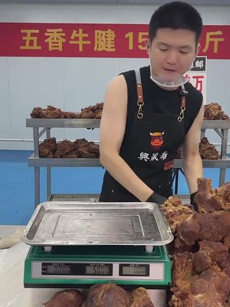 香辣过瘾,牛肉酱拌饭太绝了! 今天又做了很多肉制品,有需要的朋友下单吧!#牛肉#五香牛肉#吃货必备#传统美食#网上很火的肉类零食测评