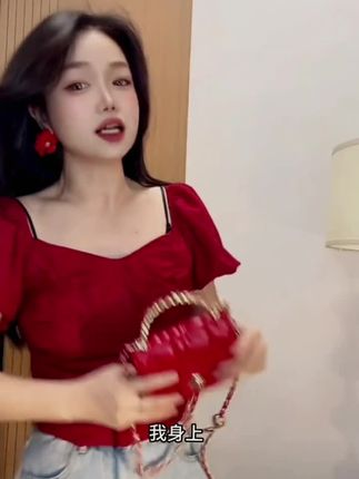 一字肩设计,小性感又藏不住的纯欲感~打褶泡泡袖,把法式浪漫狠狠拿捏#上衣穿搭