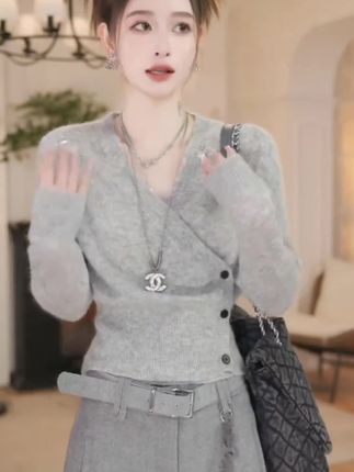 2025新款设计感V领宽松长袖针织衫百搭上衣女士套头衫LK2506823 #针织衫 #打底衫 #简约搭配 #时髦精 #这也太好看了 @DOU+小助手