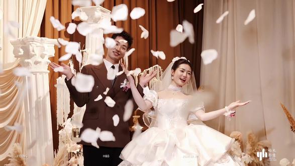 从校服到婚纱 我们原来已经相识了十年 从青涩校服到洁白婚纱
从懵懂年少到余生相伴
十年光阴 岁岁年年
感恩相遇 感恩陪伴
感谢家人的守护 感谢姐姐的疼爱
感谢所有亲友一路见证
我们的故事 始于初见 止于终老
#屿禾影像 #婚礼 #婚礼上感动的瞬间 #婚礼MV #婚礼摄像