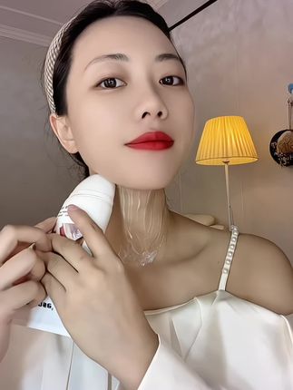 姐妹们!可千万别等脖子条条杠杠加深了才想起来用颈霜,不想要脖子暴露年龄的,那就赶紧试试这款#颈纹霜 坚持一段时间会有看得到的惊喜#美颈霜#精致女人必备