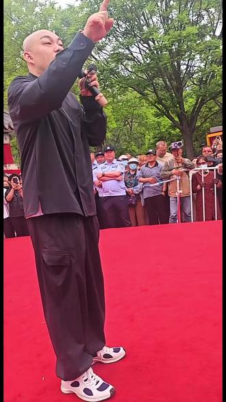 喜欢程野师兄弟 能文能武,能功夫能母 咱地道营口人文松…… 文松24来,田娃25,宋小宝估计25号
#营口楞严禅寺庙会 #快来围观 #街道现场实拍 #全民地摊经济 #街道现场实拍