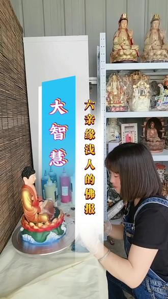 六亲缘浅,皆是宿命成全
人这一生,各有归途,各有命数。
我向来是个六亲缘浅的人。年少之时,总执着俗世温情,渴求亲人庇护、烟火相伴。历经半生浮沉,渐渐读懂《地藏经》所言,父子至亲,歧路各别,纵然相逢,无肯代受。
世间亲缘厚薄,皆是因缘业力所现。经中开示,业力甚大,能敌须弥、能深巨海。人与人的缘分深浅、聚散别离,从来不由人心强求,皆是往昔因果的兑现。旁人得阖家温暖,岁岁相伴,而我此生,注定多独处、多自修。
从前常因人情疏离暗自遗憾,执着牵绊、耿耿难平。如今幡然释怀,六亲缘浅从不是生命的缺憾,而是命运予我的清净修行。正因少了俗世亲缘的牵绊,方能放下执念,向内观心、沉定自修。
不盼旁人兜底,不求世俗偏爱,学会自愈自渡,温柔立身。
余生漫漫,深谙众生各有因果,万般皆是修行。从此看淡聚散、释怀冷暖,心怀地藏慈悲愿力,清净自持、积善修心。于独处中安守本心,于独行中圆满自我,安然渡己,岁岁清宁。#修行 #六亲缘浅