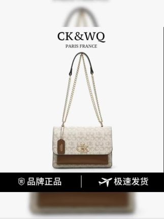 ckwq包包简约时尚的设计,是美式风格的凝链,彰显当代潮流。 #包包推荐 ckwq包包简约时尚的设计,是美式风格的凝链,彰显当代潮流。精心挑选丝质面料等上层材质,每一次触摸都是爱人温柔的轻抚,细腻又绵长,细节之处尽显品质。金属扣如同坚定不移的承诺,见证爱的永恒。#平价包包#美包分享#包治百病#轻奢女包#送女朋友的礼物#小众包包推荐#女包