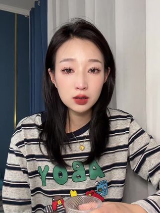只怪月老牵错了红线,让我们在错的时间猝不及防地相遇。或许是他老人家眯了眼,或许是红线在命运的风口打了个结,明明是两个不该有交集的轨迹,却被强行缠绕。我带着满心欢喜靠近,以为抓住了命中注定的光,最后却发现,这束光只是短暂照亮了彼此的路,却无法陪我走到黎明#共鸣 #只怪月老牵错线 #无声卡清唱