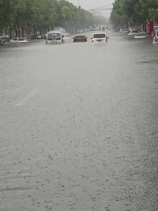黄河路发大水了,在固始住, 不但有车 还呆有船#雨天行车注意安全 #狂风暴雨依然等你