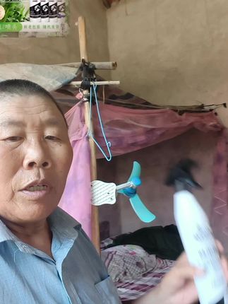 我终于睡个舒服的觉了。乡村的静谧时光,风扇轻转,手里的喷雾是夏日的小确幸。🌿在这里,生活简单而美好。#热门 #我的乡村生活 #原创视频 #支持抖音传播正能量