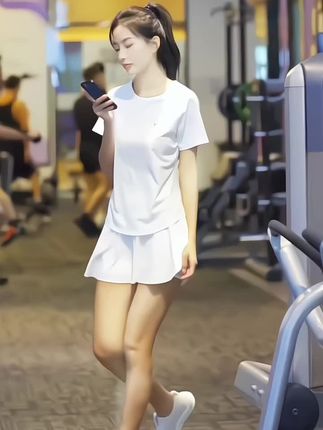 这款速干瑜伽服套装,跑步健身服,面料柔软舒适,透气,有弹力,宽松舒适,多个颜色,又…#瑜伽服 #健身服 #女生跑步运动服推荐 #运动女孩#健身搭配