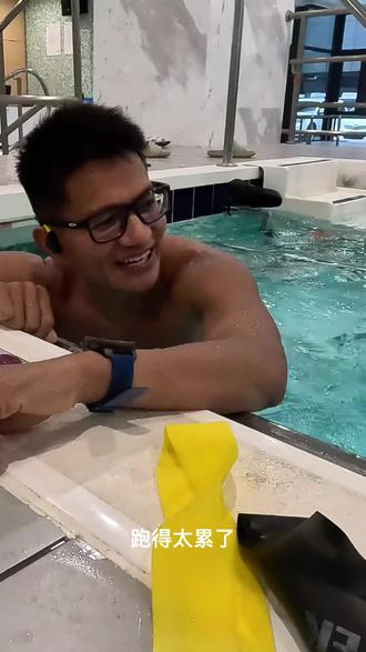 每周一次水中抗阻训练,改善发力点,增强稳定性。#越野跑 #松教授 #训练 #日常vlog #热门