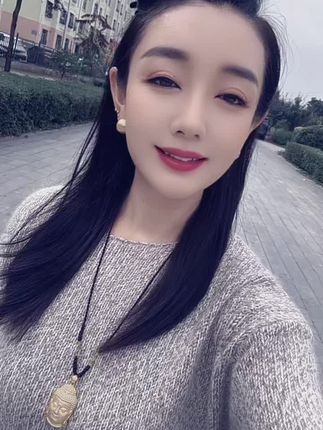 “看天上的月,吹人间的风,过最平凡的生活,看同一个月亮,,岁月不经念,一晃又一秋。该有的都会有的,中秋快乐”。