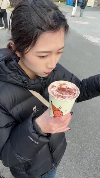 提拉米苏浓巧=液体巧克力升级版🍫 有点幸福了 最近喝到好多好喝的可可饮品...#巧克力脑袋#喜茶星星人 #喜茶星星人联名 #冬日有星星 #喜茶提拉米苏浓巧