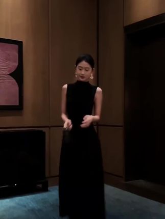 慵懒感连衣裙网红高领设计感夏季赫本长裙修身无袖时尚显瘦背心裙#连衣裙 #赫本风 #显瘦穿搭 #气质穿搭 #高级感穿搭