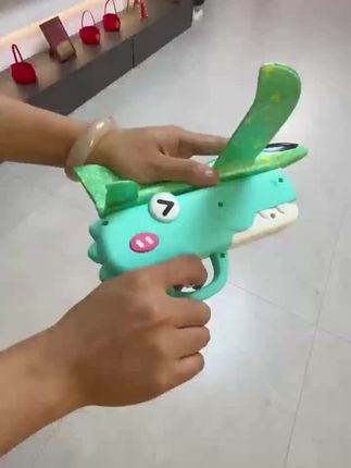 快看呀,小孩哥的新玩具, foam airplane shooter,把飞机装到枪上,扣动扳机就会自动发射,还可以变换角度发射,很适合户外亲子互动。不想孩子天天抱着手机,就给它安排这个吧!#儿童玩具 #新奇特创意 #弹射飞机枪 #飞机枪玩具 #泡沫飞机枪玩具