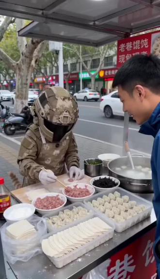 #AI老巷馄饨摊记事 #随变ai随便玩 六头变身馄饨师傅啦~☺️☺️☺️#青年创作者扶持计划