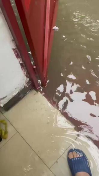 这也是在家门口看到海了#大暴雨引发的水漫大街 #街道被淹
