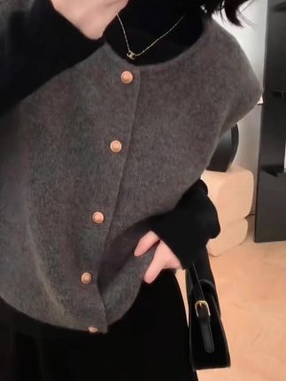 温柔系单排扣金扣子气质百搭针织马甲背心女秋冬叠穿 内搭坎肩上衣#坎肩马甲 谁穿谁好看# 织马甲#马甲#针织马甲#马甲背心