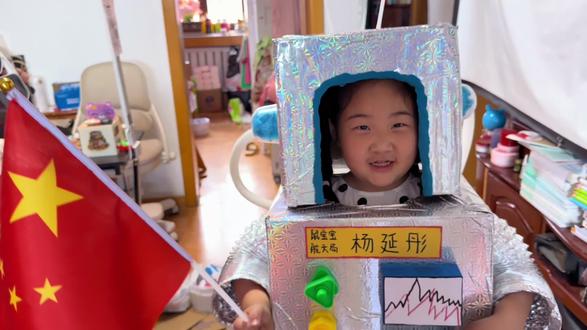 做了两天的航天服 ~
在幼儿园获得一致好评 ~
我和她爸又去舞了狮子🦁
没想到还可以“安可”🤣
#女呀么女明星 #幼儿园科技节 #幼儿园手工 #航天手工制作