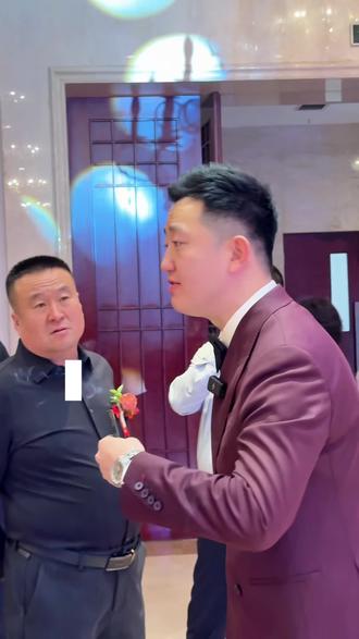 婚礼上代东的职责任务:1、确定婚礼仪式的开始时间,2、仪式开始前请所有宾客有序落座,3、登台发表新婚贺词,4、跟酒店确定上菜时间,确保每一个环节都井井有条,营造婚礼的品质#代东 #鄂尔多斯主持人乐伟 #鄂尔多斯婚礼主持人