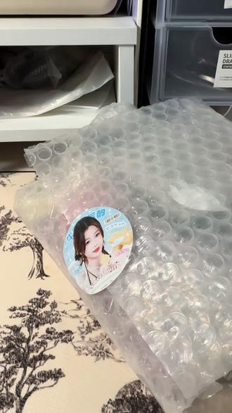 我真的哭了,中间一度说不出话,太感动了,好用心的同担😭#虞书欣 #追星 #周边 #明星 #同担