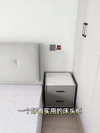 一个好看实用的床头柜总是不可缺少的。这个实木床头柜采用原木色 的设计,整体效果非常棒,而且采用了圆角防撞的设计,更加安全。它还配备了超大的储存空间的抽屉,可以放很多东西。并且它是整装的,安装起来也非常简单,现在就赶紧下单购买吧!#实木床头柜轻奢 #大床床边柜 #家具实体店 #实木床头柜推荐 工厂直销,生产厂家批发。