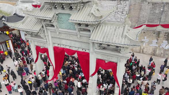 大年初一,塔山公园举行状元巡游。 莘莘学子沉浸式体验,在美好寓意中感受新春新气象,学子步步登高,共庆盛世芳华!#内江 #塔山公园 #只有城南最美塔山 #状元巡游 #汉服