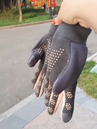 这个手套它里面是加绒的,戴上后非常暖和,触屏的设计,玩手机也不影响操作。它的手掌还有防滑颗粒,抓握东西很稳当,无论是骑行还是开车都能用,有了它再也不怕冷了