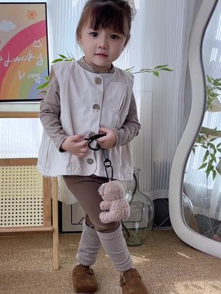 当了妈妈后 总在某个寻常时刻 突然鼻酸 明明她衣食无忧 平安健康 却总觉得那个小小身影 莫名单薄 后来读到那句话“爱是掏空口袋仍怕给不够”#我的女孩👧🏻 #生女儿就是用来打扮的 #高品质童装