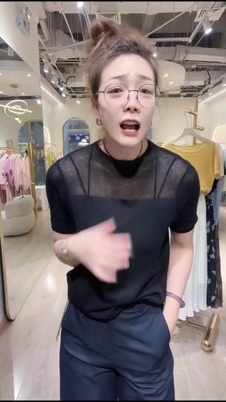 揭秘!超舒适上衣与神裤穿搭分享 主播分享莱赛桑蚕丝上衣与不易出褶神裤,适合久坐人群,快来围观!#春夏新品 #实体店女装 #商场品质女装
