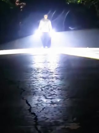 暗月爆亮白激光手电筒 防水可充电强光手电筒大功率变焦远射照明手电筒#白激光手电筒 #可充电手电筒#强光手电筒#大功率变焦强光手电筒 #手电筒