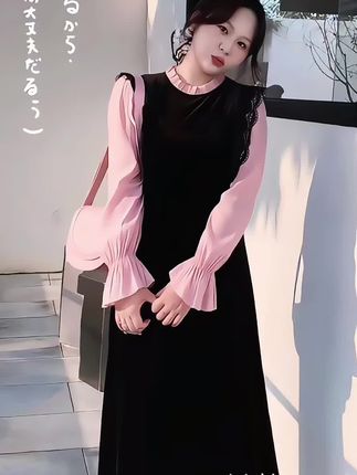 「初恋仙女裙」是你衣柜里不可或缺的“显瘦神器”! 宝子们,它的版型设计堪称一绝,黑色 背心裙的收腰剪裁 精准勾勒腰线,瞬间 打造盈盈一握的小蛮腰,粉色 内搭的喇叭袖巧妙遮肉,对 各种身材都十分友好,穿上身 赘肉隐形,显瘦 效果立竿见影。 整体风格 韩系又减龄,丝绒与 雪纺的材质碰撞,既有质感又 充满层次感,不管是 日常出街还是约会通勤,都能让你 轻松成为焦点。这样一 款上身好看、版型 优秀的套裙,谁能 不爱?入手 它,轻松解锁时髦显瘦 穿搭,现在 不买可就错过啦!#梨形身材穿搭 #藏肉显瘦穿搭 #减龄气质 #微胖穿搭 #这样穿显瘦20斤