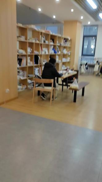 没带#郑小孩 复习线代,因为我们没点#炸鸡块