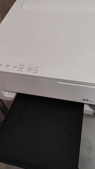 @爱普生中国 家里入手爱普生L1358墨仓一体机太好用了,纯原厂连供墨仓设计,黑白、彩色墨水分开加注,操作特别简单,不用频繁更换墨盒。孩子初中每天打印作业、试卷、错题,偶尔彩打手抄报,一套原装墨水能打印几千张,单页成本几分钱,对比墨盒机每月能省下不少打印开销,不用心疼打印量。加墨时对应颜色孔加注,不会混色,新手也不会弄脏手。支持无线WiFi连接,手机、电脑、平板都能无线直打,孩子在房间就能发送打印文件,不用来回传U盘。机器静音效果不错,晚上赶作业打印不会吵到家人,机身占地不大,书桌角落就能放下。孩子就读初二年级,课业打印需求暴增,这款墨仓机直接解决了学习上很多麻烦,老师经常线上发电子版预习单、同步练习、单元测试卷,不用每天跑打印店,放学回家立刻打印完成作业,避免错过作业提交时间;周末打印背诵提纲、古诗文默写纸,方便反复背诵书写。对于有孩子的家庭,爱普生L1358这类墨仓打印机性价比很高,低耗材、无线多功能完美适配小初高中海量打印需求,省去频繁耗材更换和外出打印的麻烦,实实在在为孩子学习减负,长期使用成本优势特别突出,很推荐学生家庭入手。#爱普生大墨仓满级实力#爱生活爱打印