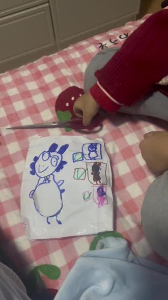 小朋友很认真的介绍自己做的盲袋#小画家 @#自学成才