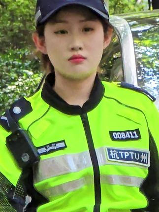 小福妮执勤中#小狐狸 #交警小狐狸 #杭州交警 #杭州女交警 #金可琢 @DOU+小助手