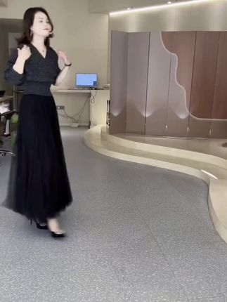 气质轻熟风春秋减龄套装女洋气宽松显瘦露背上衣时尚半身裙两件套#半身裙 #宽松显瘦 #减龄套装