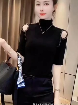 早秋新款半高领时尚t恤女露肩打底衫新款串珠百搭内搭网红打底衫#早秋新款#半高领T恤#露肩打底衫#网红内搭