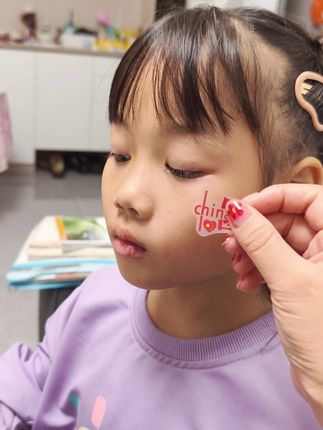 马上就国庆节了,给家里的孩子准备这个#国庆小贴纸 20多种图案,贴脸上,衣服上,书上,文具上,都特别合适#国庆节贴纸 #国庆节 #好物分享
