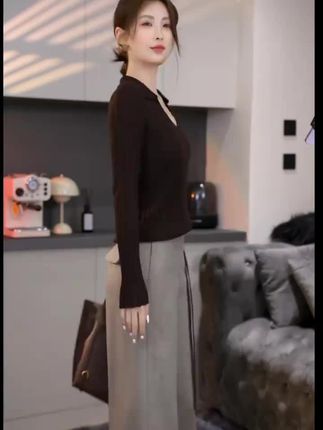 姐妹们,这一套真的太舒服了!它是那种竖坑条纹的毛织上衣,搭配一条垂坠感十足的直筒长裤,整套穿上身的效果就是既显瘦又慵懒,而且很适合秋天穿。#上衣 #长裤 #套装 #慵懒风穿搭 #秋季穿搭