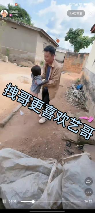 拽哥更喜欢温柔的艺哥咧。艺哥抱过,亲过拽哥了哈哈。江哥你什么时候也抱抱拽呢@哎呦喂你江哥 #拽哥#哎哟喂你江哥#艺哥#直播回放