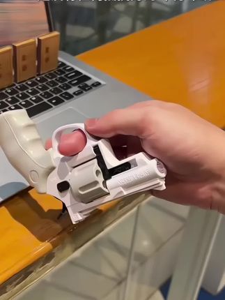 400个月的大朋友对小朋友的新玩具,已经玩的爱不释手了!!#玩个很新的东西 #左轮玩具手枪 #男生拒绝不了的炫酷玩具 #儿童玩具
