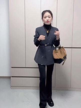 #高级感穿搭 #简约大气 #外套穿搭 #自留款 #穿搭小心机 @巨量千川