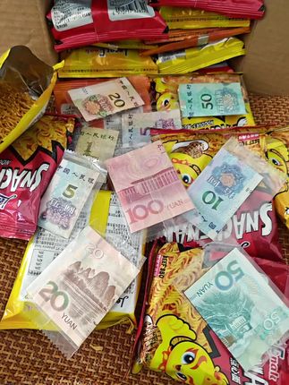 家人们!拆干脆面拆出“财富彩蛋”啦! 本来就想炫个干脆面,结果第一包摸到红彤彤的100元,以为是恶作剧道具,结果第二包又开出100元,第三包10元、第四包5元!吃了这么多年干脆面,第一次碰上这事儿,这哪是干脆面,明明是“幸运面”!感觉自己开启了神秘隐藏玩法,谁知道下一包还能开出啥,这惊喜感直接拉满,友友们赶紧去拆,说不定下一个幸运儿就是你~#好趣味干脆面 #中奖 #惊喜 #万万想不到 #万万没想到